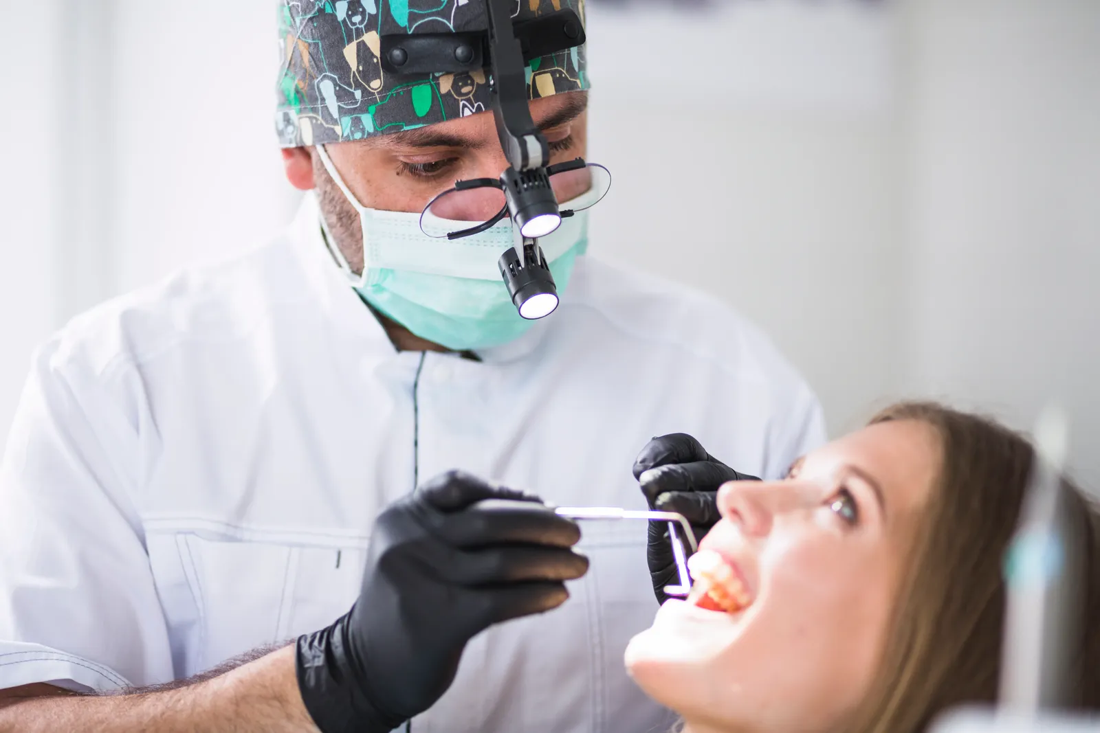 Especialista de IDental atendiendo a una paciente
